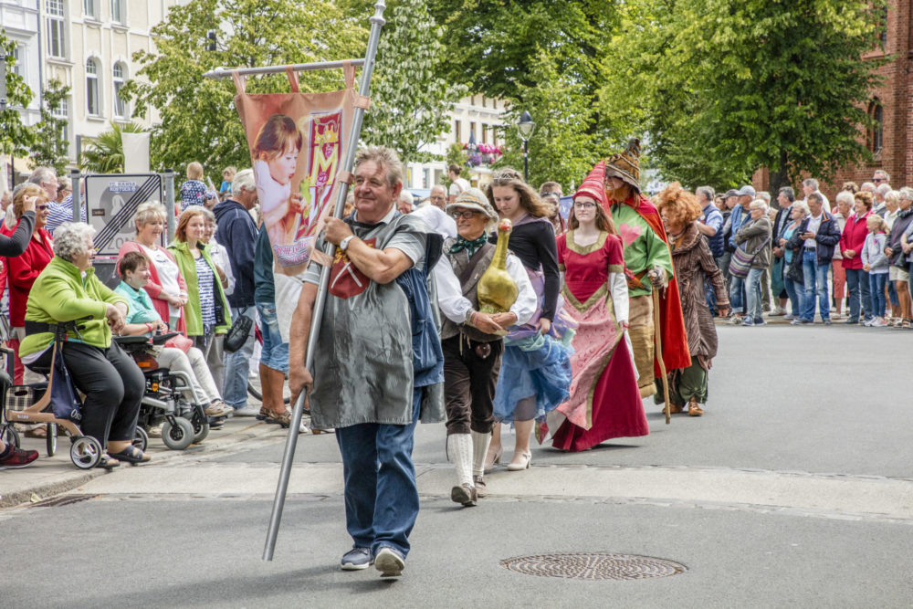 Der "Niege Ümgang" bildet unter der Anwesenheit tausender Besucher traditionell den Auftakt der Eröffnungsfeierlichkeiten der Warnemünder Woche. Foto: Pepe Hartmann