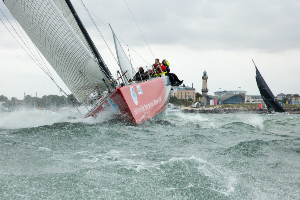 Start der Langstreckenregatta Rund Bornholm, eines der sportlichen Höhepunkte jeder Warnemünder Woche ist. Foto: Pepe Hartmann